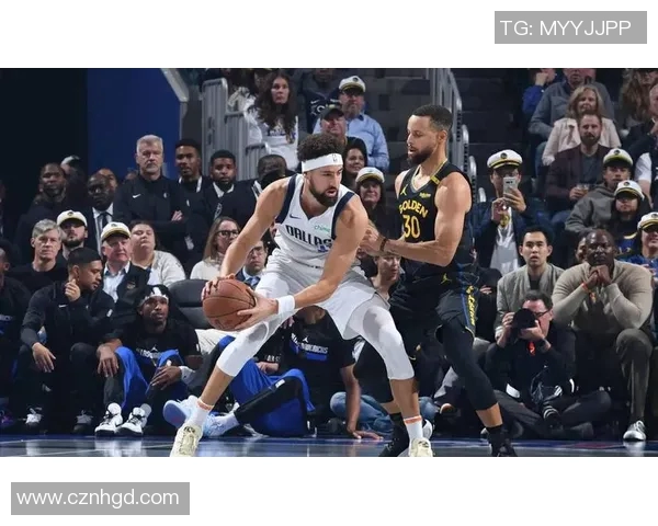 克莱汤普森在对阵雷霆的比赛中展现绝佳状态引发球迷热议